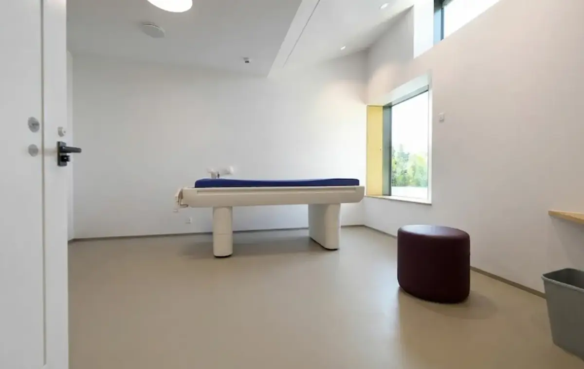 Hospitalsseng i et roligt behandlingsrum